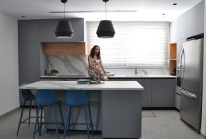 נרקיס חן במטבח שתכננה ועיצבה בעתלית